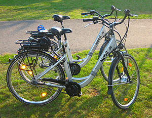 zwei bequeme Elektrofahrräder bzw. Pedelecs in schwarz / silber stehen für Sie bereit