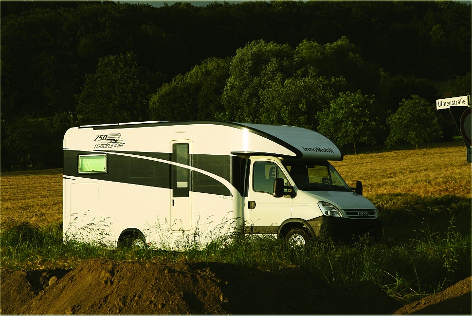 InnoMobil Road Runner 750 auf Iveco Daily bei Sonnenuntergang