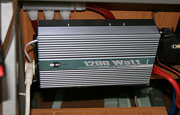 Wechselrichter 230V sehr nah an der Batterie verbaut. Ein Schütz schaltet automatisch auf Landstrom um.